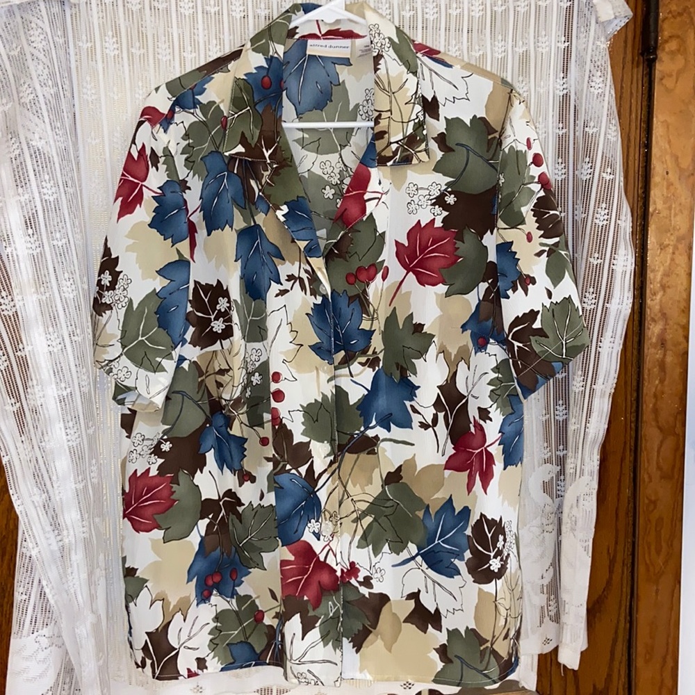 Light shirt sleeve button down